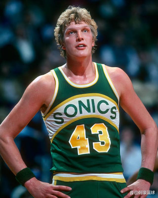 综合娱乐-转会期俄克拉荷马雷霆调整名单以备NBA常规赛；绝杀压哨环节打磨；引发热议；年轻球员得到机会的简单介绍