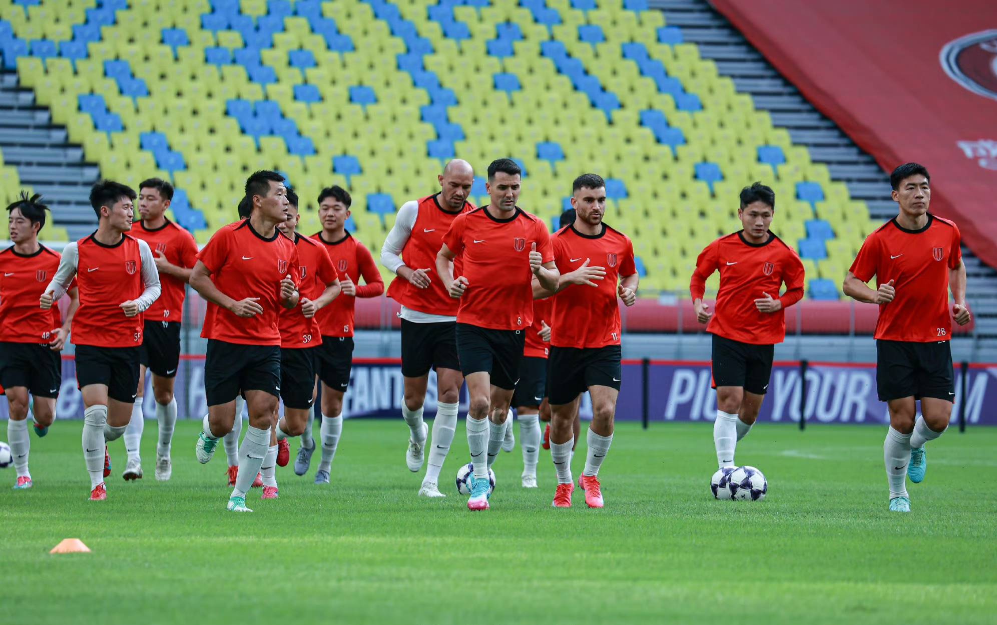 综合娱乐-布莱顿训练开放日，赛前豪取连胜引欢呼，亚冠在即，阵容厚度经受考验的简单介绍